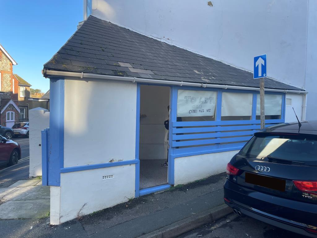 Lot: 113 - SMALL LOCK-UP SHOP IN CENTRAL LOCATION - Side view of shop from Clinton Lane